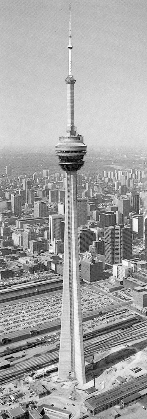 1975 Construction de la tour CN à Toronto, au Canada